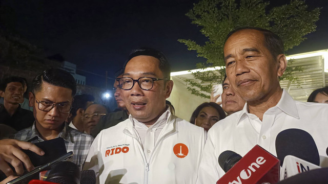 Ridwan Kamil bersama Jokowi saat dijumpai di Kemayoran, Jakarta Pusat, Senin (18/11/2024). Foto: Thomas Bosco/kumparan