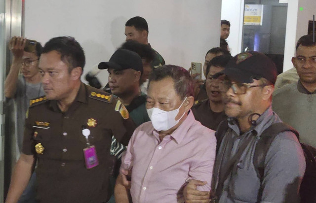 Hendry Lie dibawa ke Kejaksaan Agung, Jakarta, Senin (18/11/2024). Foto: Jonathan Devin/kumparan