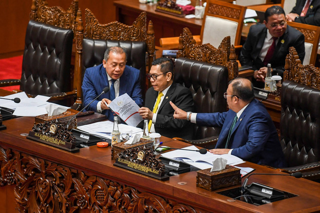 Wakil Ketua DPR Adies Kadir didampingi Wakil Ketua Saan Mustopadan Cucun Ahmad Syamsurijal memimpin Rapat Paripurna Ke-8 Masa Persidangan I Tahun Sidang 2024-2025, di kompleks Parlemen, Senayan, Jakarta, Selasa (19/11/2024). Foto: Galih Pradipta/ANTARA FOTO
