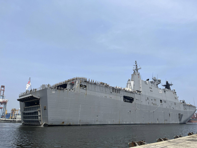 Kapal perang Australia, HMAS Adelaide, berlabuh di Tanjung Priok, Jakarta Utara, Selasa (19/11/2024). Foto: Tiara Hasna/kumparan