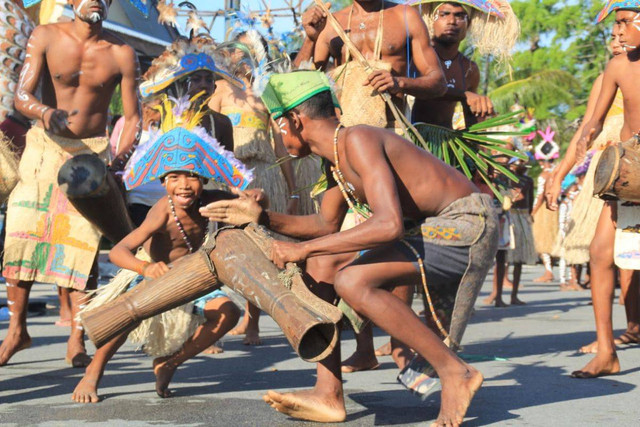 Anak menari tarian Yospan Papua Barat. Sumber : dokumen pribadi