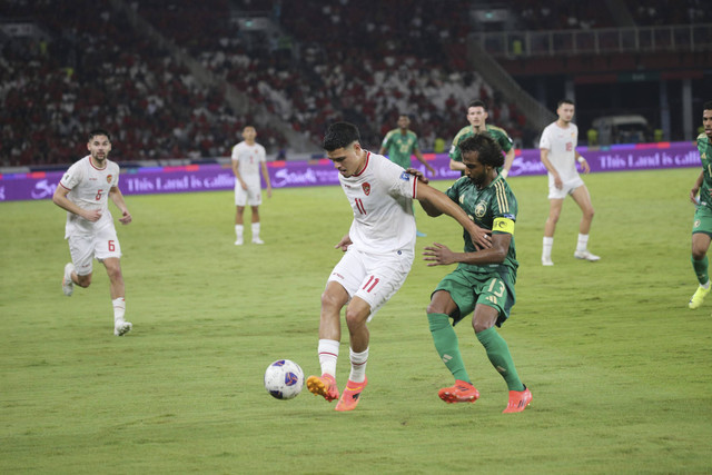 Pemain Timnas Indonesia Ragnar Oratmangoen beraksi pada lanjutan Ronde 3 Kualifikasi Piala Dunia antara Indonesia vs Arab Saudi di Stadion Utama Gelora Bung Karno, Selasa (19/11/2024). Foto: Aditia Noviansyah/kumparan
