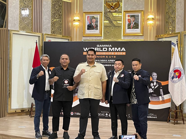 Menpora RI Dito Ariotedjo berswafoto dengan jajaran PB Pertacami menjelang Kejuaraan Dunia MMA 2024 di Kantor Kemenpora RI, Jakarta, Selasa (19/11/2024). Foto: Azrumi El Ghazali/kumparan