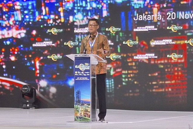 Direktur Utama PT PLN (Persero) Darmawan Prasodjo menyampaikan sambutan saat Electricity Connect 2024 di Jakarta Convention Center, Senayan, Jakarta, pada Rabu (20/11/2024). Foto: Argya D. Maheswara/kumparan