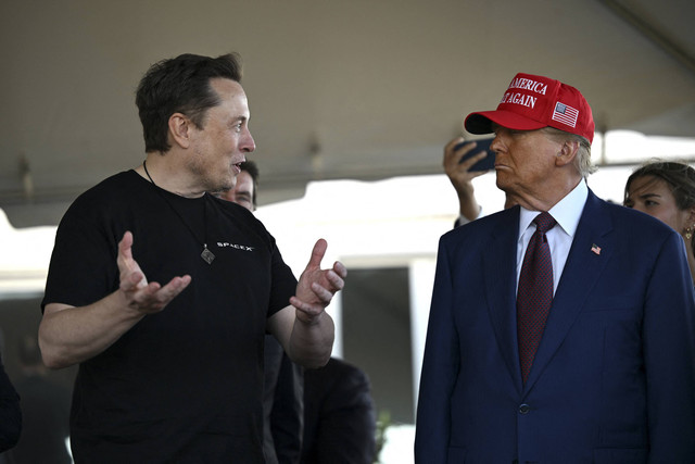 Presiden terpilih AS Donald Trump berbincang dengan Direktur utama Tesla, Inc. Elon Musk saat menyaksikan peluncuran uji coba penerbangan keenam roket SpaceX Starship di Brownsville, Texas, Amerika Serikat, Selasa (19/11/2024). Foto: Brandon Bell/ Pool via REUTERS