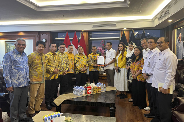 Ketum Golkar Bahlil Lahadalia menerima SK kepengurusan partai Golkar di Kementerian Hukum, Jakarta Selatan, Rabu (20/11/2024). Foto: Haya Syahira/kumparan