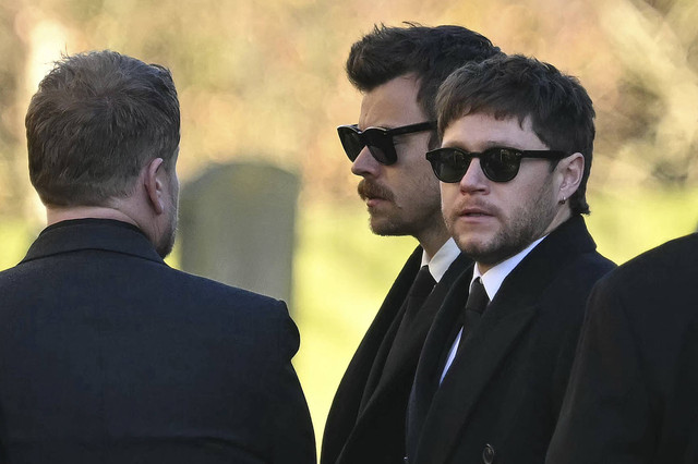 Mantan anggota band One Direction, Harry Styles (C) dan Niall Horan, pergi setelah menghadiri upacara pemakaman mendiang penyanyi One Direction, Liam Payne, di gereja St Mary's, Amersham, sebelah barat London, pada tanggal 20 November 2024. Foto: JUSTIN TALLIS/AFP