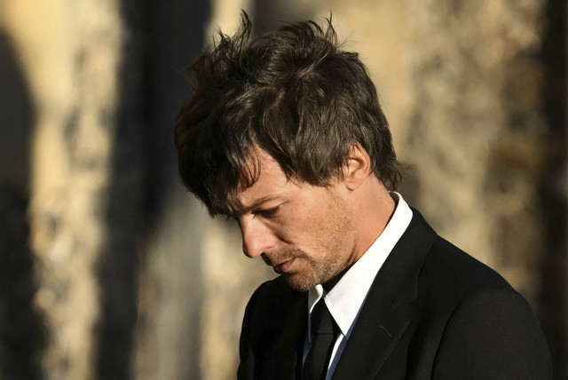 Mantan anggota band One Direction, Louis Tomlinson, pergi setelah menghadiri upacara pemakaman mendiang penyanyi One Direction, Liam Payne, di gereja St Mary di Amersham, sebelah barat London pada tanggal 20 November 2024. Foto: JUSTIN TALLIS/AFP