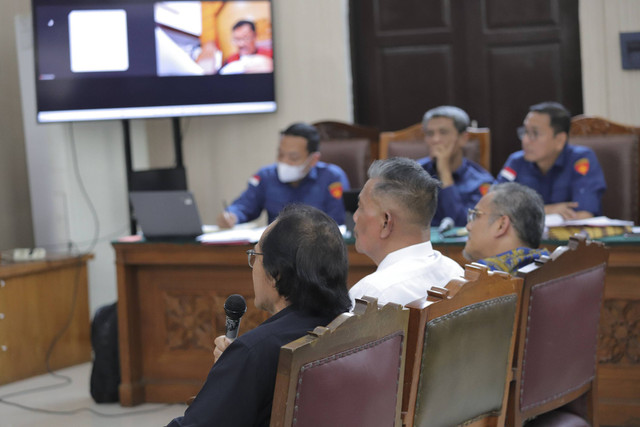 Ahli pangan Fakultas Pertanian IPB Prof. Dwi Andreas Santosa, Ahli hukum pidana Dr. Mudzakkir, dan Ahli hukum acara pidana Dr. Chairul Huda, hadir dalam sidang praperadilan kasus Tom Lembong di PN Jaksel, Kamis (21/11/2024). Foto: Jamal Ramadhan/kumparan