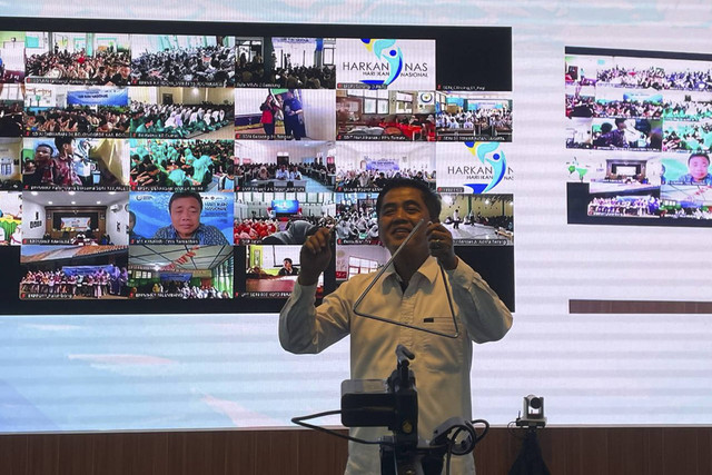 Direktur Jenderal Penguatan Daya Saing Produk Kelautan dan Perikanan (PDSPKP) Budi Sulistyo saat acara uji coba makan bergizi gratis dengan menu ikan dalam rangka memperingati hari ikan nasional pada Kamis (21/11/2024). Foto: Achmad Firdaus/kumparan