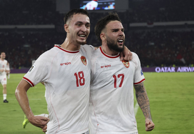 Pemain Timnas Indonesia Ivar Jenner bersama Calvin Verdonk berselebrasi pada pertandingan Grup C putaran 3 Kualifikasi Piala Dunia 2026 Zona Asia di Stadion Utama Gelora Bung Karno, Jakarta, Selasa (19/11/2024). Foto: Ajeng Dinar Ulfiana/REUTERS