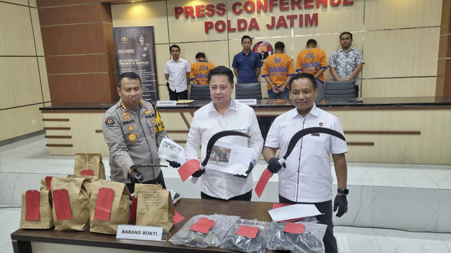 Barang bukti kasus pembacokan bercelurit yang tewaskan satu warga Kabupaten Sampang di Mapolda Jatim, Kamis (21/11/2024). Foto: Farusma Okta Verdian/kumparan