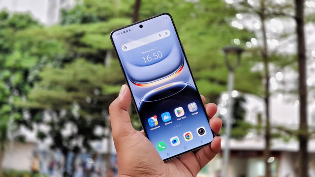 Smartphone IQOO 13. Foto: Kevin S. Kurnianto/kumparan