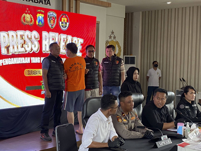 Go Andre Surya (50), pria yang membunuh pacarnya, Lindawati (55), ibu rumah tangga di Surabaya yang ditemukan tewas di sebuah rumah di Jalan Ngaglik Gang 2, Genteng, Surabaya. Foto:  Farusma Okta Verdian/kumparan