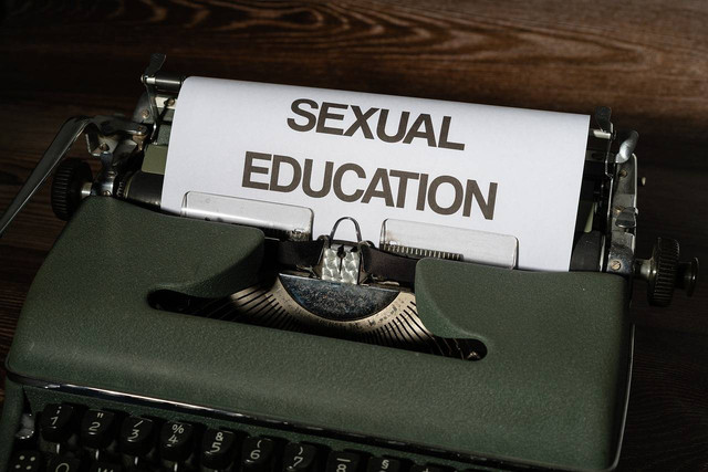(sumber: https://pixabay.com/photos/sex-education-tips-to-learn-teacher-7188989/)