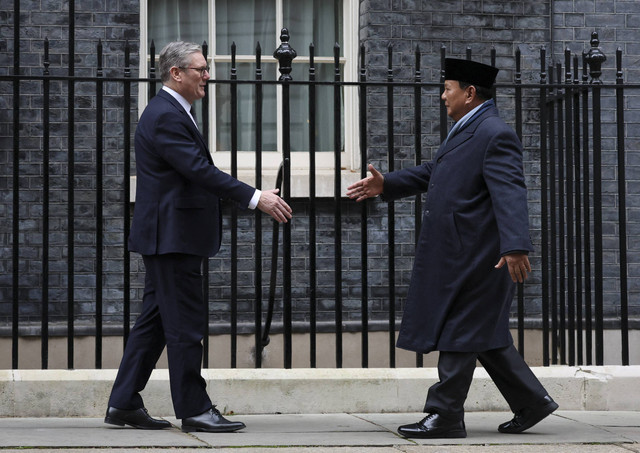 Presiden Prabowo Subianto berjabat tangan dengan Perdana Menteri Inggris Keir Starmer saat melakukan pertemuan di London, Inggris, Kamis (21/11/2024). Foto: Mina Kim/Pool via Reuters