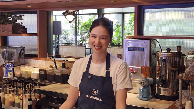 Djournal Coffee tunjuk Laura Basuki sebagai Chief Excitement Officer (CEO) baru, sekaligus memperkenalkan tiga minuman kopi terfavorit. Foto: Azalia Amadea/kumparan 