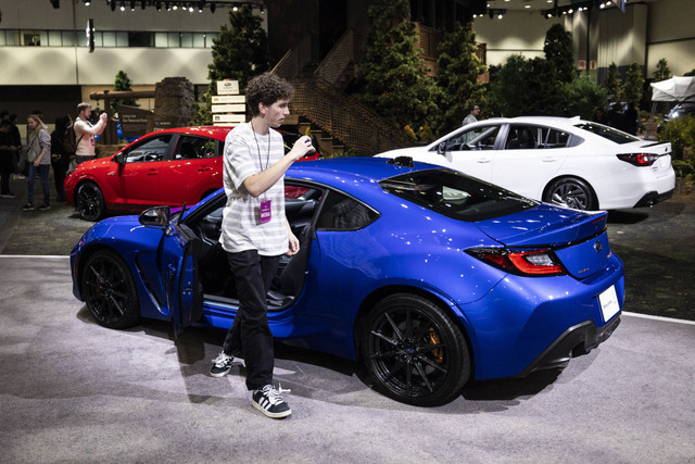 Seorang Jurnalis mengambil gambar mobil dalam pameran mobil AutoMobility LA 2024 di Los Angeles Convention Center, Los Angeles, Amerika Serikat, Kamis (21/11/2024). Foto: Robyn Beck/AFP