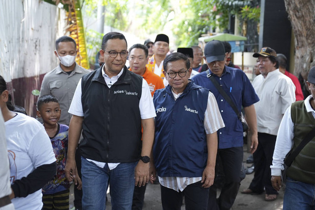 Calon Gubernur Jakarta Pramono Anung bersama mantan Gubernur Jakarta periode 2017-2022 Anies Baswedan saat blusukan di Cengkareng, Jakarta Barat, Jumat (22/11/2024).  Foto: Dok. Tim Media Pramono-Rano