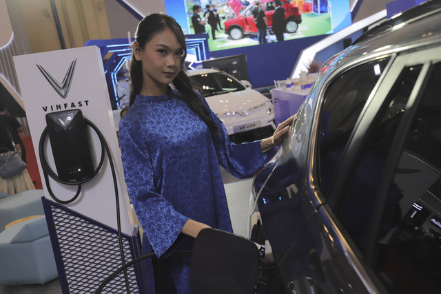 Mobil listrik merek Vinfast VFe34 yang dipamerkan dalam pameran Gaikindo Jakarta Auto Week di ICE BSD, Tangerang, Jumat (22/11/2024). Foto: Jamal Ramadhan/kumparan