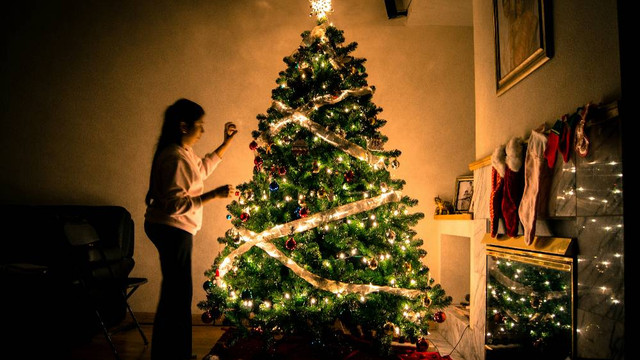 Ilustrasi cara menghias pohon natal - Sumber: unsplash.com/@arunkuchibhotla
