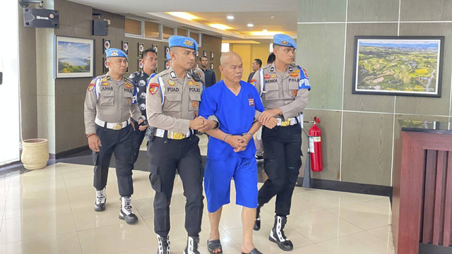 Tampang AKP Dadang Iskandar kini berbaju tahanan dan berkepala plontos.  Foto: Dok. kumparan