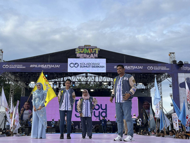 Momen Kahiyang Ayu bernyanyi dan berjoget bareng penyanyi Mulan Jameela di Kampanye Akbar Bobby Nasution-Surya di Lapangan Astaka, Deli Serdang. Foto: Tri Vosa Fabiola Ginting/kumparan