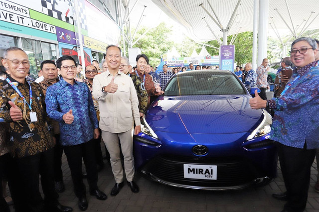 Menperin Agus Gumiwang Kartasasmita tinjau mobil hidrogen Toyota Mirai di GJAW 2024. Foto: dok. Toyota