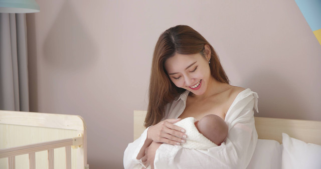 Ilustrasi ibu memberikan ASI on demand. Foto: aslysun/Shuttterstock