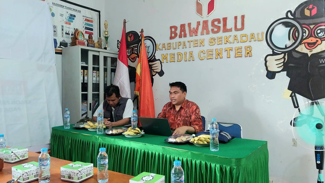 Ketua Bawaslu Sekadau Marikun (kanan) dan Komisioner Bawaslu Kabupaten Sekadau Sunardi saat memberikan paparan dalam rakor bersama awak media. Foto: Dina Mariana/Hi!Pontianak