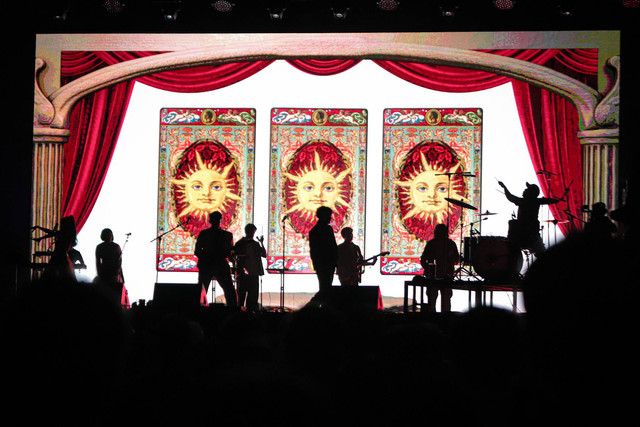 Musisi tampil menghibur penonton saat Joyland Festival 2024 di Kompleks GBK, Jakarta, Minggu (24/11/2024). Foto: Iqbal Firdaus/kumparan