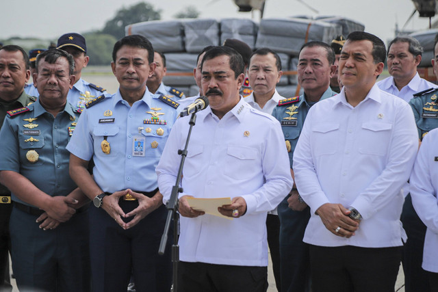 Menteri dan Wamen Imigrasi dan Pemasyarakatan, Agus Andrianto dan Silmy Karim melakukan penyerahan bantuan sosial untuk korban Erupsi Gunung Lewotobi di Lanud Halim Perdanakusuma, Jakarta, Senin (25/11/2024). Foto: Iqbal Firdaus/kumparan