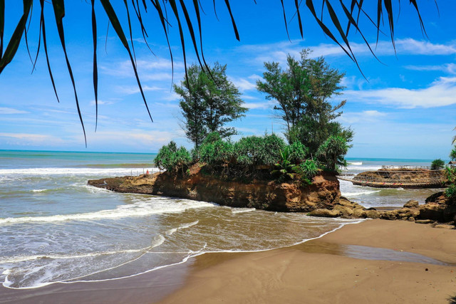 Oleh-oleh khas Bengkulu. Foto pantai di Bengkulu Tengah. Sumber: Unsplash/Fiqri Susanto
