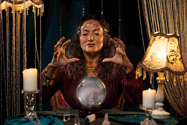 Ilustrasi seorang dukun atau peramal. https://www.freepik.com/free-photo/fortune-teller-sitting-table-medium-shot_35816216.htm#fromView=search&page=1&position=52&uuid=f9220f97-2e48-4ede-9edd-5b762295a056