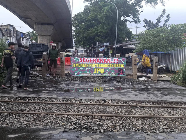 Aksi protes pedagang di sekitar Jalur Perlintasan Langsung (JPL) 157 Ciroyom yang meminta segera dibangun JPO. Foto: Dok. Humas KAI Daop 2 Bandung
