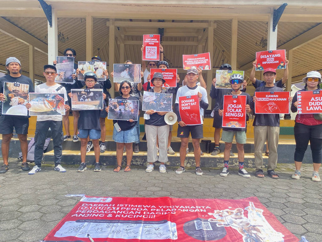 Sejumlah komunitas peduli satwa saat menggelar demo di Kantor Gubernur DIY, Selasa (26/11). Foto: Resti Damayanti/Pandangan Jogja