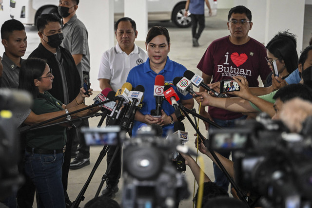Wakil Presiden Filipina Sara Duterte mengadakan konferensi pers di sebuah rumah sakit di Quezon City, Metro Manila, Selasa (26/11/2024). Foto: JAM STA ROSA/AFP