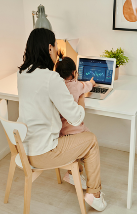 Foto oleh ShotPot: https://www.pexels.com/id-id/foto/wanita-perempuan-kaum-wanita-meja-tulis-7705917/