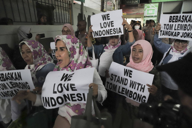 Sejumlah pendukung tersangka kasus korupsi Menteri Perdagangan periode 2015-2016 Thomas Lembong melakukan unjuk rasa terkait putusan sidang praperadilan di Pengadilan Negeri Jakarta Selatan, Selasa (26/11/20224). Foto: Iqbal Firdaus/kumparan