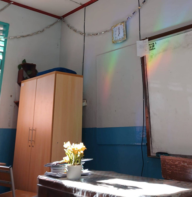 gambaran bangku guru di sekolah negeri Indonesia. dokumentasi: pribadi