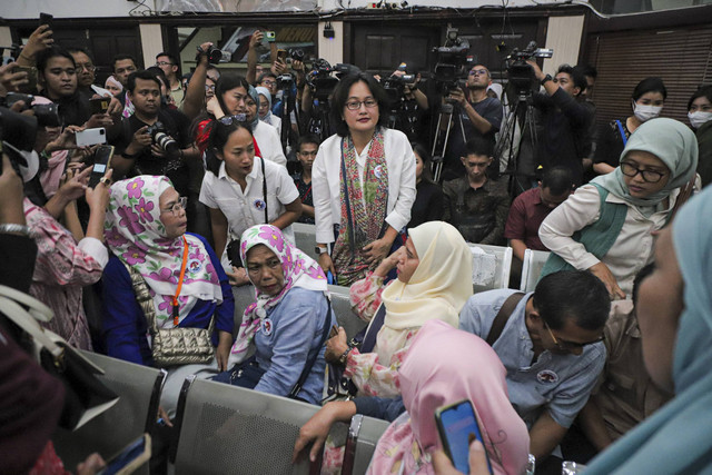 Istri Tom Lembong, Maria Franciska Wihardja (kacamata berbaju putih) tiba untuk menghadiri sidang putusan praperadilan Thomas Lembong terkait kasus dugaan korupsi impor gula di Pengadilan Negeri Jakarta Selatan, Jakarta, Selasa (26/11/2024). Foto: Iqbal Firdaus/kumparan