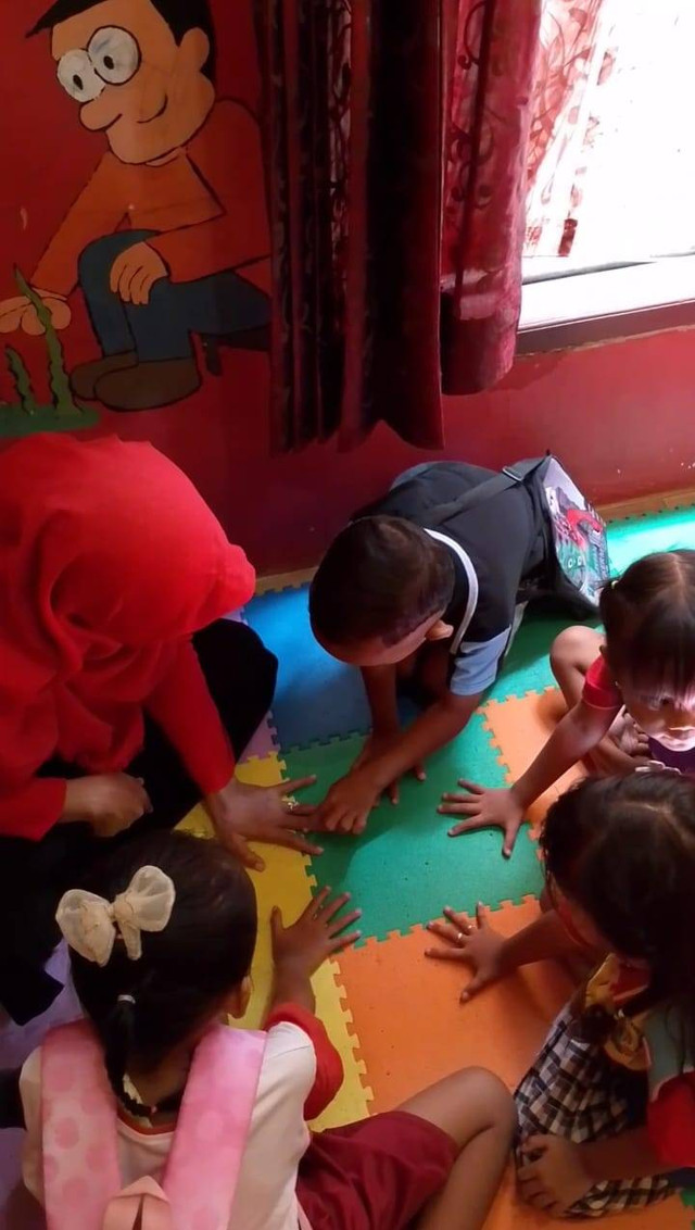 Ilustrasi pengenalan calistung dengan permainan pada lembaga pendidikan anak usia dini