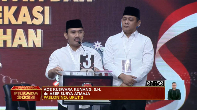 Paslon nomor urut 03 Ade Kuswara Kunang dan Asep Sutya Atmaja mengikuti Debat Pilbup Bekasi 2024 di Jakarta, Minggu (3/11/2024). Foto: Youtube/ KPU KAB. BEKASI