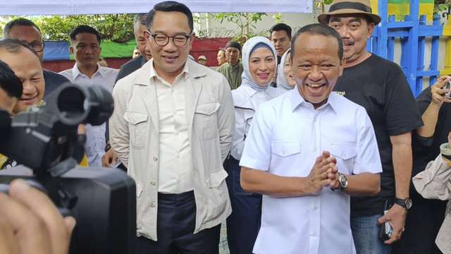 Ketum Golkar Bahlil Lahadalia menggunakan hak pilihnya didampingi Cagub Jakarta nomor 01 Ridwan Kamil, Rabu (27/11/2024). Foto: Fadhil Pramudya/kumparan