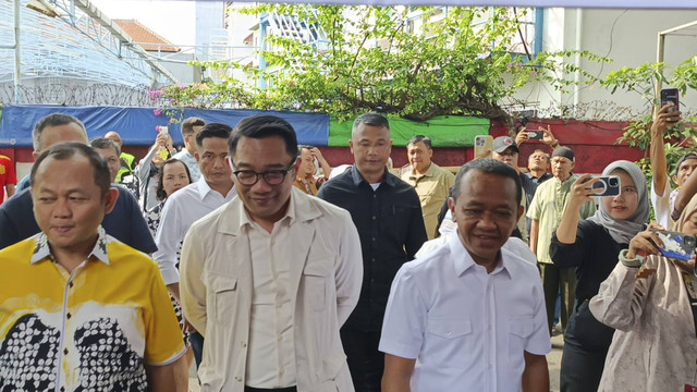 Ketum Golkar Bahlil Lahadalia menggunakan hak pilihnya didampingi Cagub Jakarta nomor 01 Ridwan Kamil, Rabu (27/11/2024).  Foto: Fadhil Pramudya/kumparan