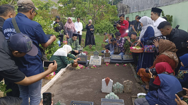 Gubernur Jawa Timur nomor urut 2, Khofifah Indar Parawansa melaksanakan ziarah ke makam suami dan keluarganya sebelum nyoblos di kompleks pemakaman Jalan Jemur Wonosari Gang Lebar, Kecamatan Wonocolo, Surabaya, Rabu (27/11/2024). Foto: Farusma Okta Verdian/kumparan