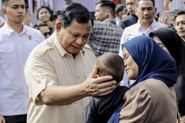 Presiden Prabowo Subianto menyapa para warga Desa Bojong Koneng, Kabupaten Bogor, Jawa Barat, Rabu (27/11/2024). Foto: Jamal Ramadhan/kumparan