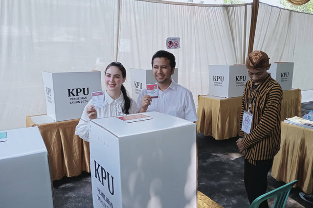 Cawagub Jatim nomor urut 2 Emil Elestianto Dardak hari ini, Rabu (27/11/2024), akan mengunakan hak suaranya untuk Pilgub Jatim 2024 di TPS 15 Margorejo, Surabaya. Foto: Dok. Mili.id