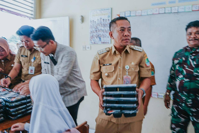 Bupati Karawang Aep Syaepuloh saat mengecek program makan bergizi gratis di SDN Anggadita II, Desa Anggadita, Kecamatan Klari, Karawang. (Foto: Istimewa)