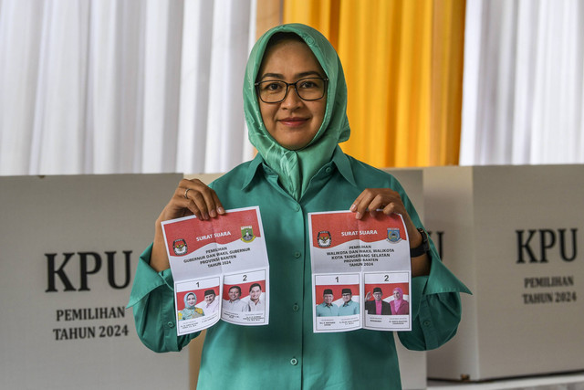 Calon Gubernur Banten Airin Rachmi Diany menunjukan surat suara sebelum melakukan pencoblosan di TPS 15 Sutera Narada, Alam Sutera, Tangerang Selatan, Banten, Rabu (27/11/2024). Foto: Galih Pradipta/ANTARA FOTO
